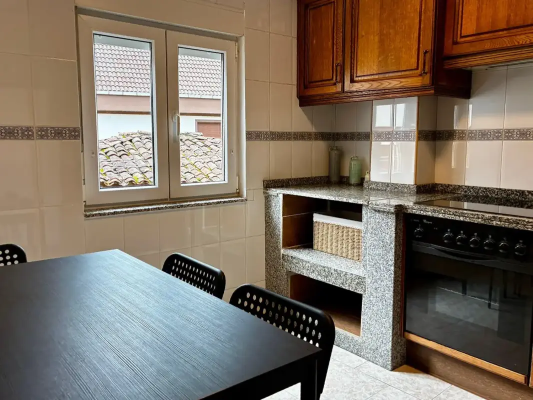 Comedor con cocina y ventana en Apartamentos Villa García