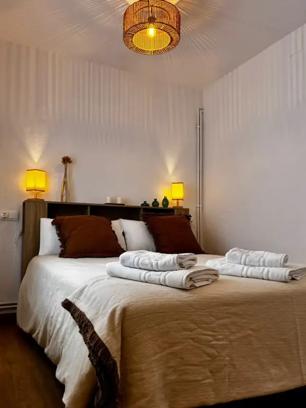 Dormitorio principal con cama doble en Apartamentos Villa García