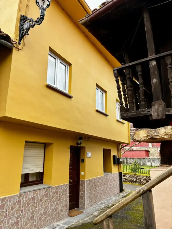 Fachada amarilla de Apartamentos Villa García en Villanueva